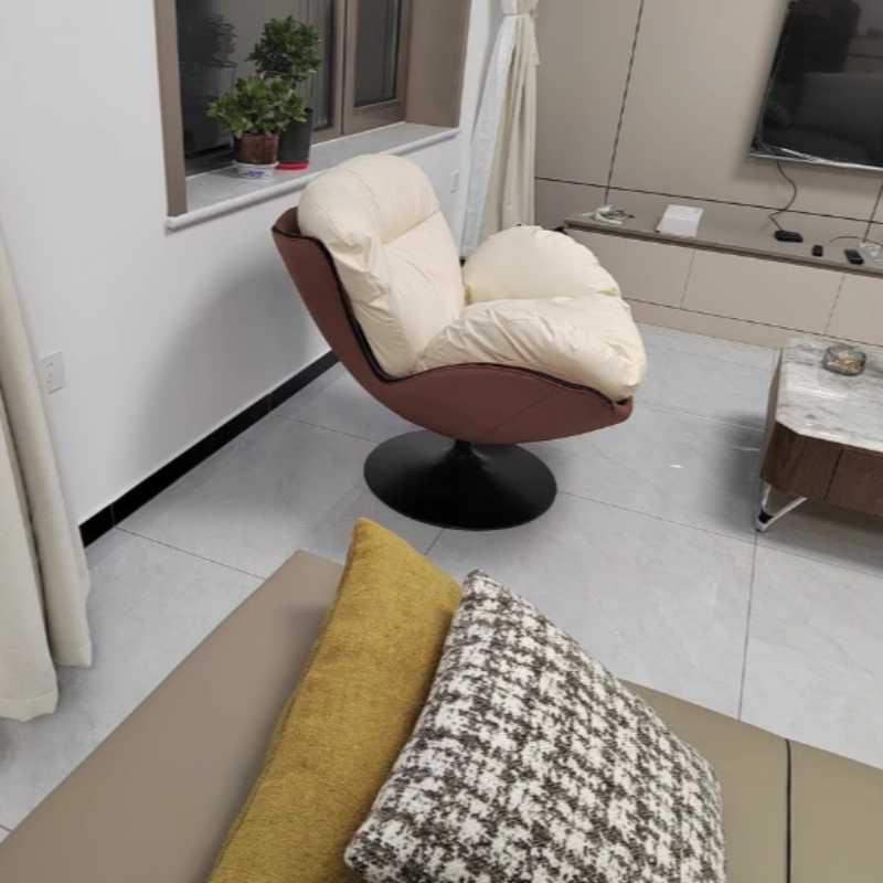 Chaise de salon pivotante avec dossier en cuir nordique contemporain à gratter pour chat, métal, base ronde incurvée pour salon 