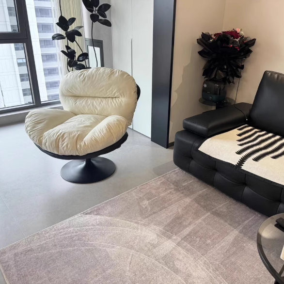 Chaise de salon pivotante avec dossier en cuir nordique contemporain à gratter pour chat, métal, base ronde incurvée pour salon 