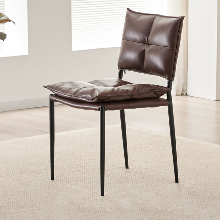 Moderner minimalistischer rechteckiger Esszimmerstuhl mit Rückenlehne, armlose Ausführung aus Kunstleder in Öl-Wachs-Optik und Karbonstahl für das Esszimmer 
