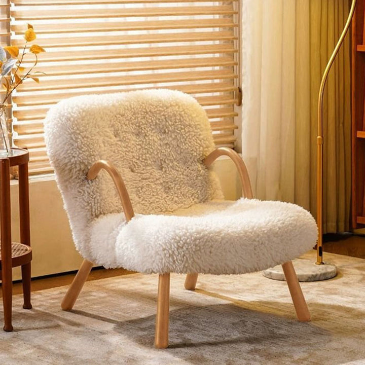 Moderner minimalistischer Akzentstuhl in rechteckiger Form aus Sherpa-Stoff und Massivholz mit Rückenlehne und Armlehnen für das Wohnzimmer 