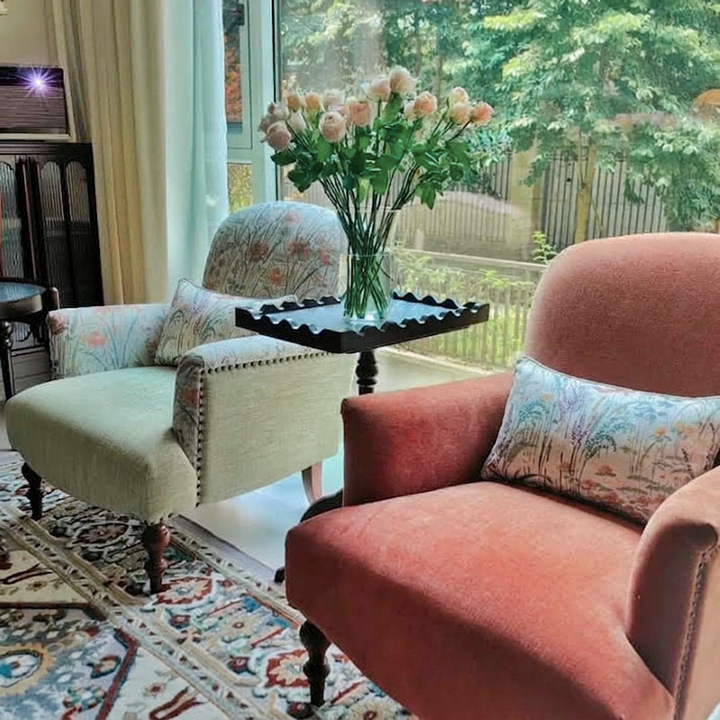 Chaise d’appoint traditionnelle française rectangulaire en tissu et bois massif avec dossier et accoudoirs pour salon 