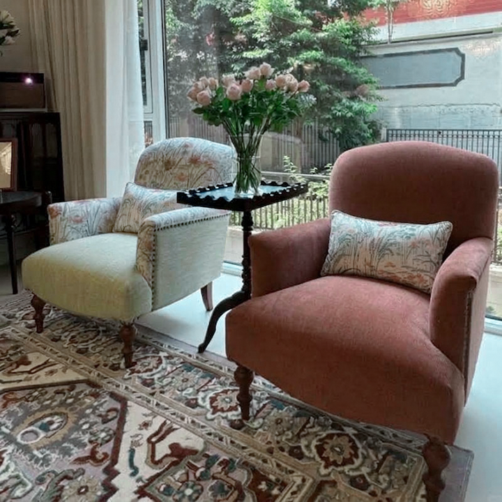 Chaise d’appoint traditionnelle française rectangulaire en tissu et bois massif avec dossier et accoudoirs pour salon 