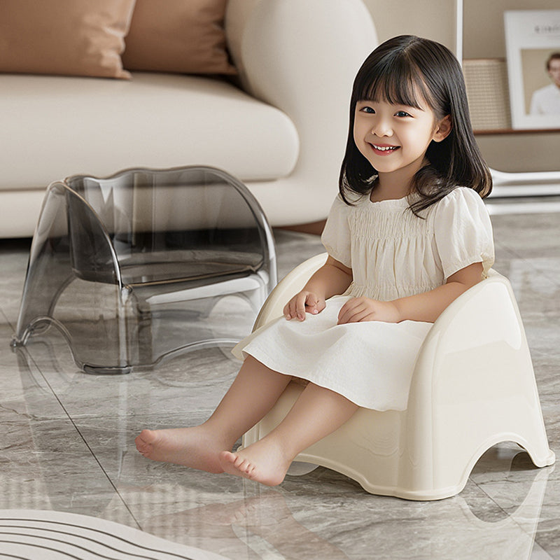 Moderno taburete bajo infantil minimalista curvado de PET con respaldo y reposabrazos para sala de estar 