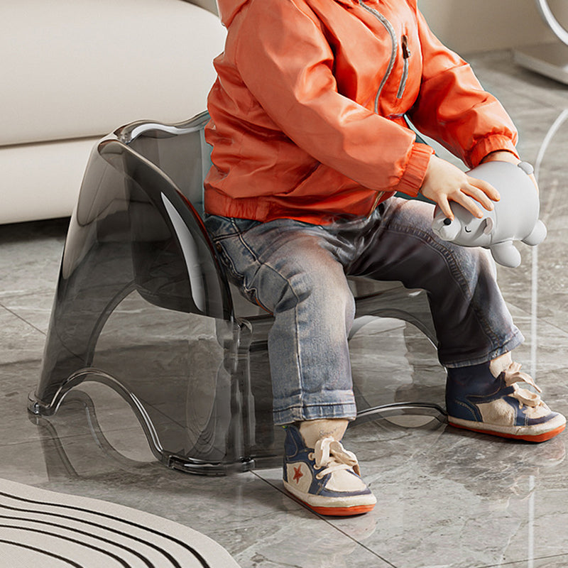 Moderno taburete bajo infantil minimalista curvado de PET con respaldo y reposabrazos para sala de estar 