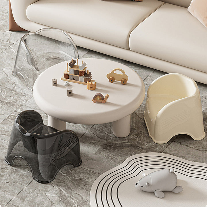 Moderno taburete bajo infantil minimalista curvado de PET con respaldo y reposabrazos para sala de estar 
