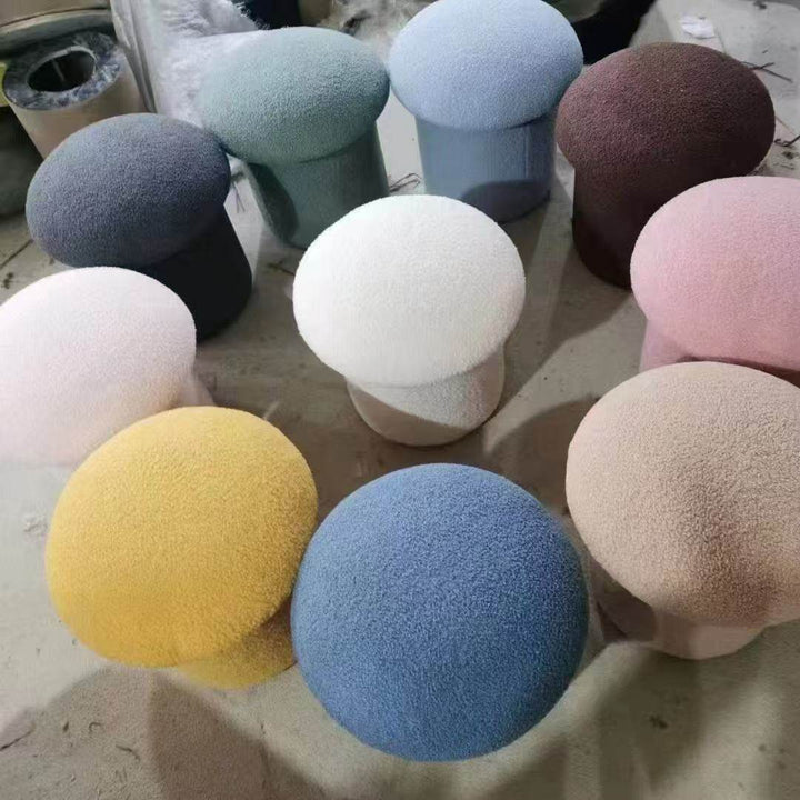 Moderner minimalistischer Zylinder-Hocker in Pilzform aus Sherpa-Fleece und Holz für den Schminktisch im Schlafzimmer 