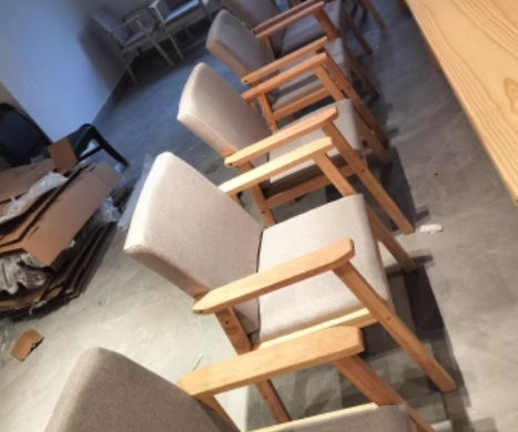Zeitgenössischer nordischer quadratischer Stoff-Holz-Schreibtischstuhl mit Rückenlehne und Armlehne für das Heimbüro 