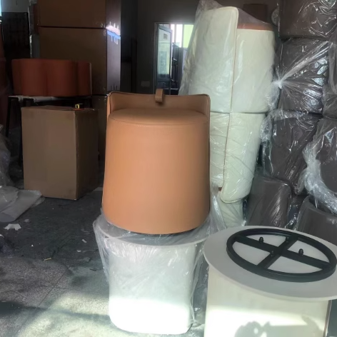 Zeitgenössischer nordischer runder Zylinderhocker aus Kunstleder mit Holz und niedriger Rückenlehne für das Schlafzimmer 