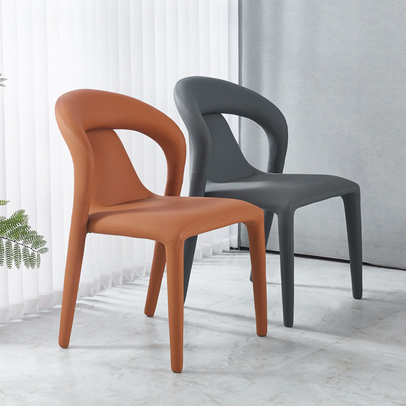 Moderna silla de comedor minimalista cuadrada tapizada en cuero artificial con respaldo de acero al carbono para comedor 