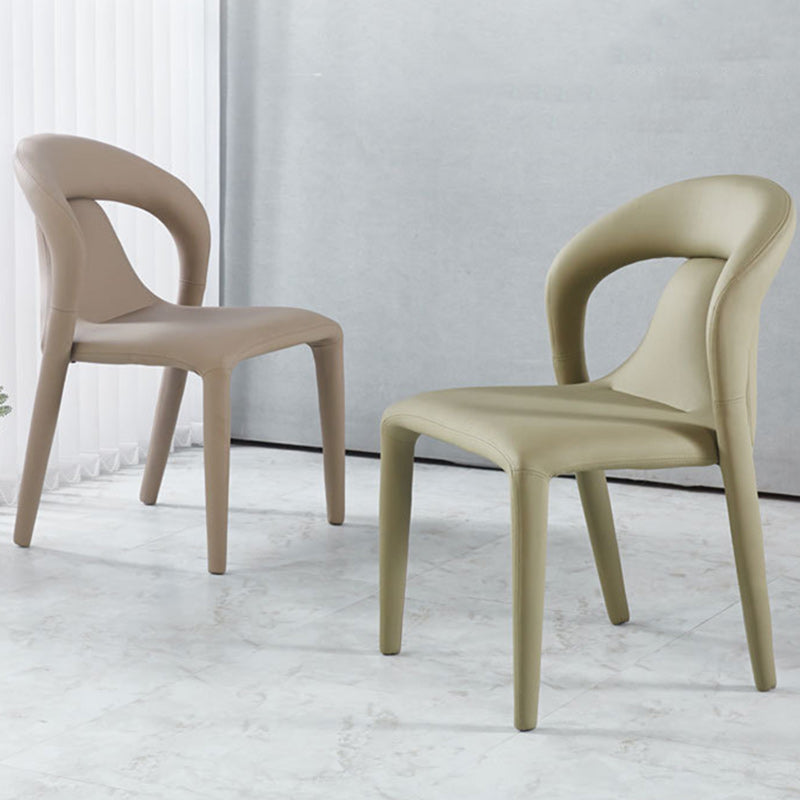 Moderna silla de comedor minimalista cuadrada tapizada en cuero artificial con respaldo de acero al carbono para comedor 