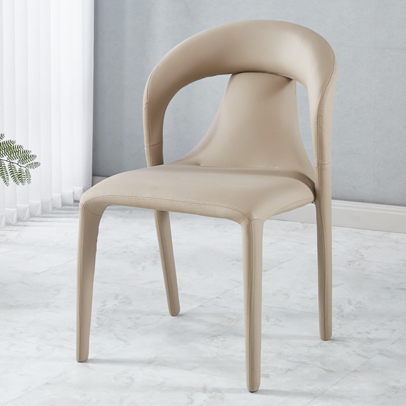 Moderna silla de comedor minimalista cuadrada tapizada en cuero artificial con respaldo de acero al carbono para comedor 