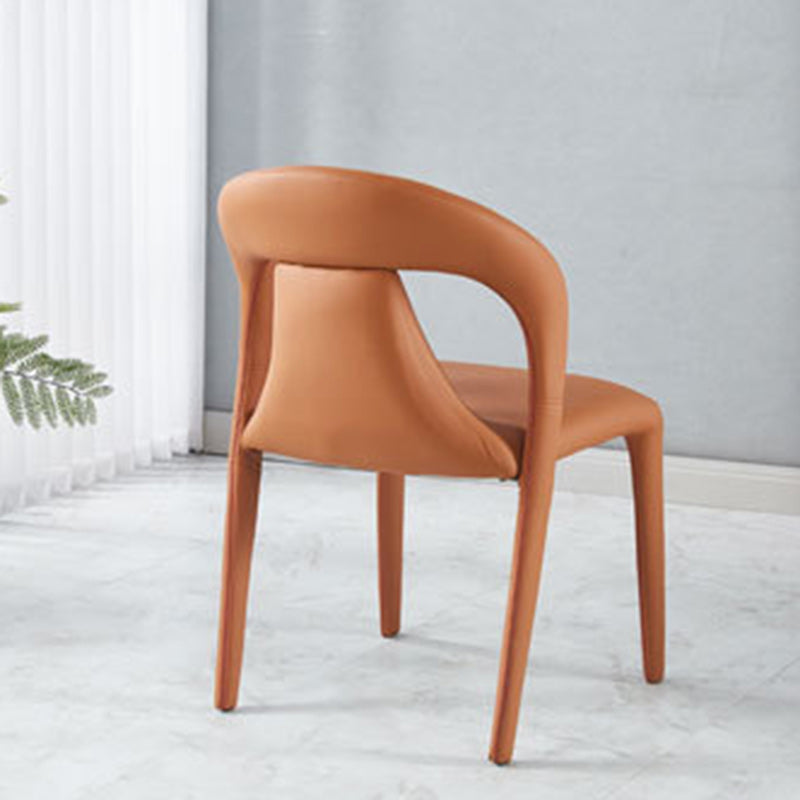 Moderna silla de comedor minimalista cuadrada tapizada en cuero artificial con respaldo de acero al carbono para comedor 