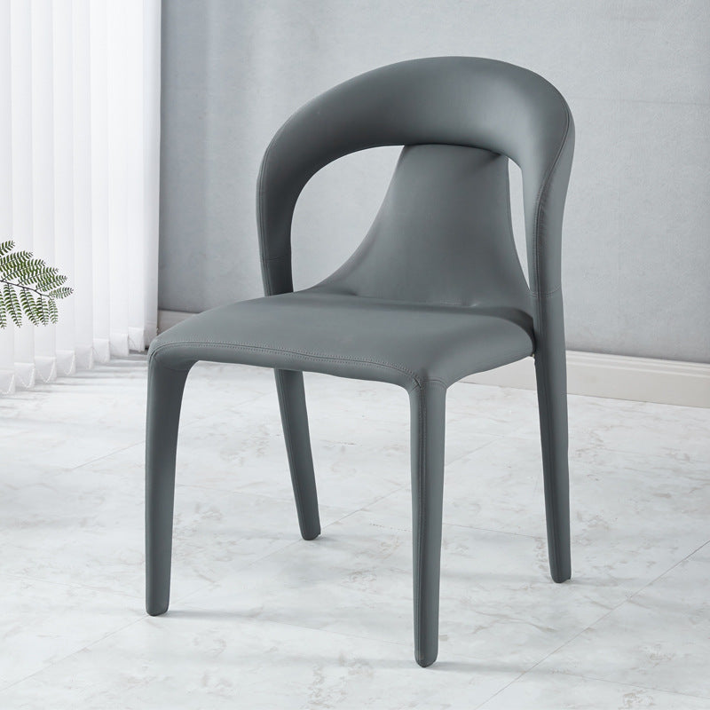 Moderna silla de comedor minimalista cuadrada tapizada en cuero artificial con respaldo de acero al carbono para comedor 