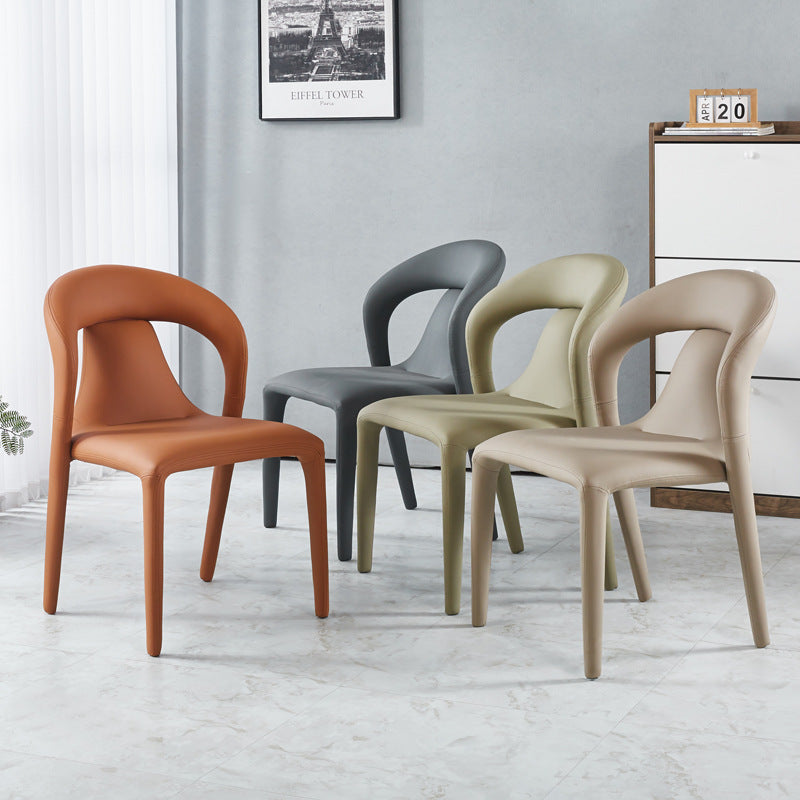 Moderna silla de comedor minimalista cuadrada tapizada en cuero artificial con respaldo de acero al carbono para comedor 