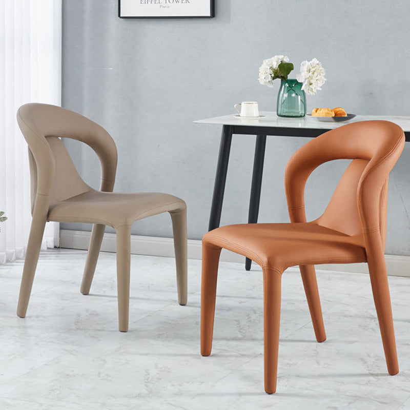 Moderna silla de comedor minimalista cuadrada tapizada en cuero artificial con respaldo de acero al carbono para comedor 