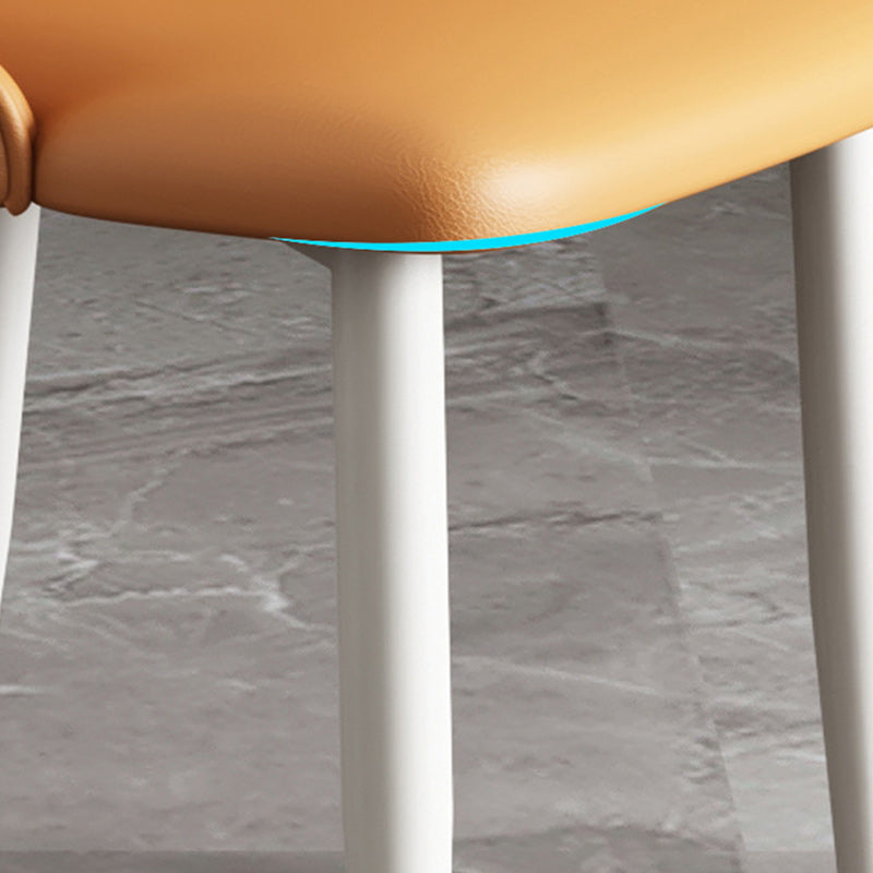 Silla de comedor de acero al carbono con respaldo tapizado en cuero artificial rectangular cuadrado nórdico contemporáneo para comedor 