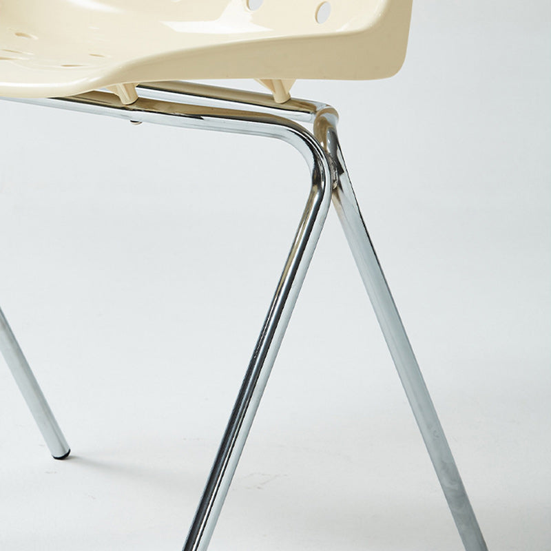 Silla de comedor contemporánea y creativa con respaldo de plástico PP y estructura de hierro en forma rectangular de queso para comedor 