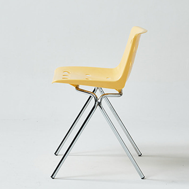 Silla de comedor contemporánea y creativa con respaldo de plástico PP y estructura de hierro en forma rectangular de queso para comedor 