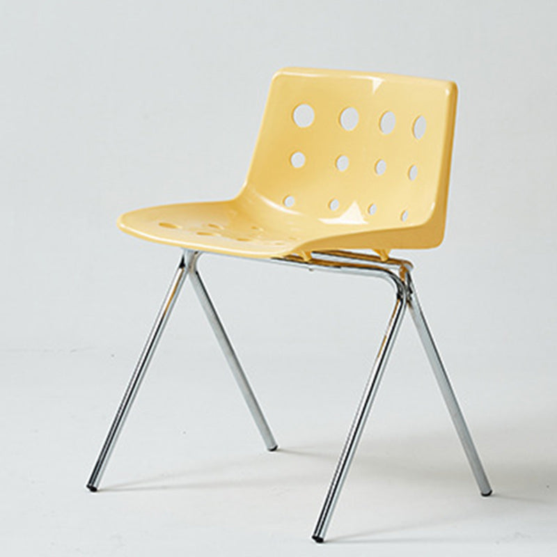 Silla de comedor contemporánea y creativa con respaldo de plástico PP y estructura de hierro en forma rectangular de queso para comedor 