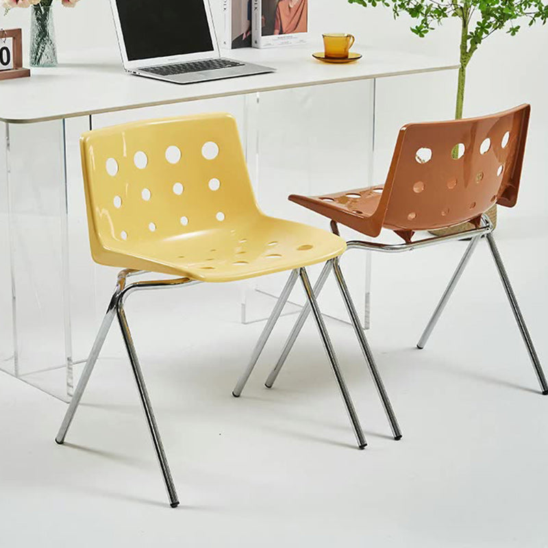 Silla de comedor contemporánea y creativa con respaldo de plástico PP y estructura de hierro en forma rectangular de queso para comedor 