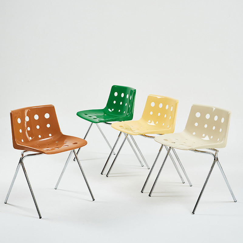 Silla de comedor contemporánea y creativa con respaldo de plástico PP y estructura de hierro en forma rectangular de queso para comedor 