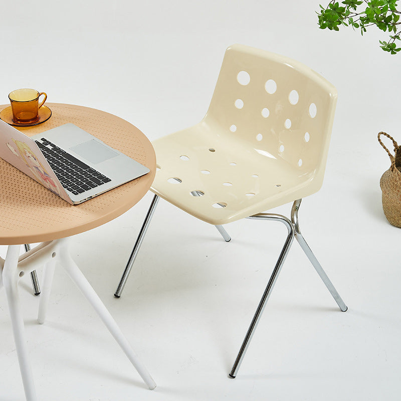 Silla de comedor contemporánea y creativa con respaldo de plástico PP y estructura de hierro en forma rectangular de queso para comedor 