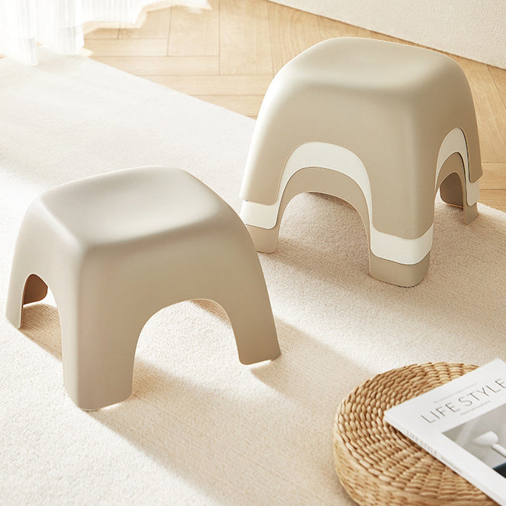 Moderner minimalistischer quadratischer Kunststoffhocker für das Wohnzimmer 