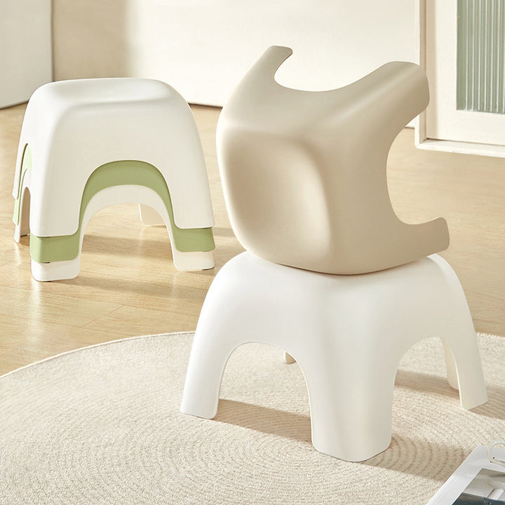 Moderner minimalistischer quadratischer Kunststoffhocker für das Wohnzimmer 