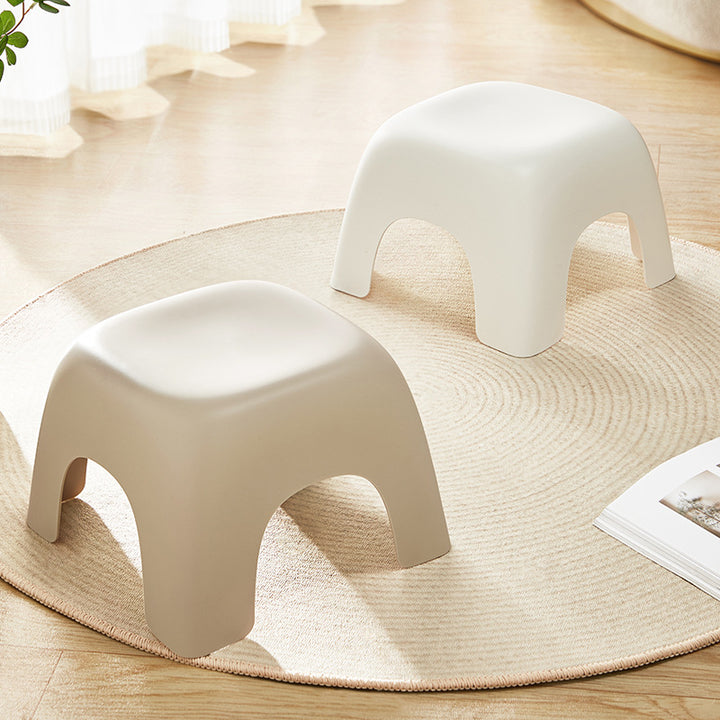 Moderner minimalistischer quadratischer Kunststoffhocker für das Wohnzimmer 
