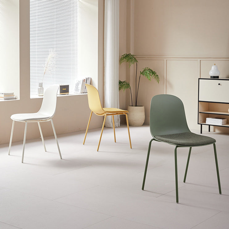 Chaise de salle à manger en plastique carrée minimaliste moderne avec dossier pour salle à manger 