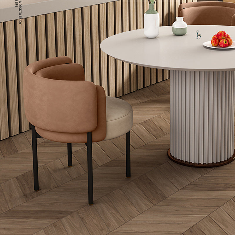 Silla de comedor contemporánea nórdica redonda tapizada en terciopelo con respaldo de acero al carbono para sala de estar 