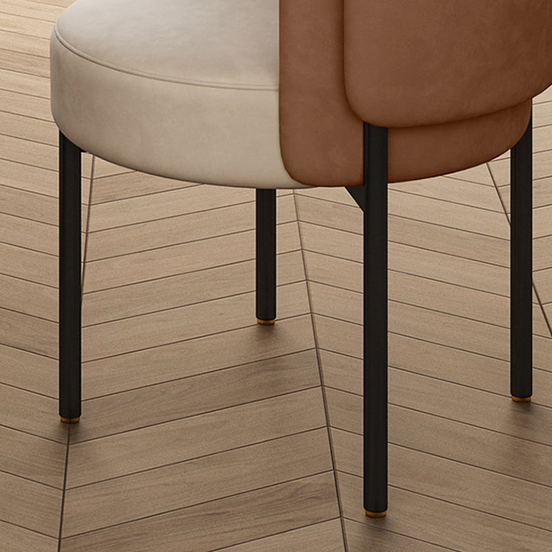Silla de comedor contemporánea nórdica redonda tapizada en terciopelo con respaldo de acero al carbono para sala de estar 