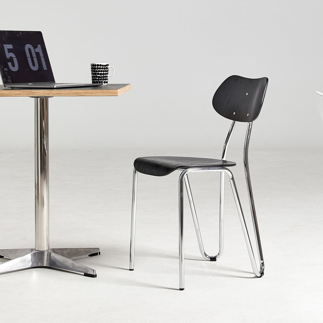 Moderner minimalistischer Esszimmerstuhl mit runder geometrischer Form aus Eisen in Holzoptik fürs Esszimmer 