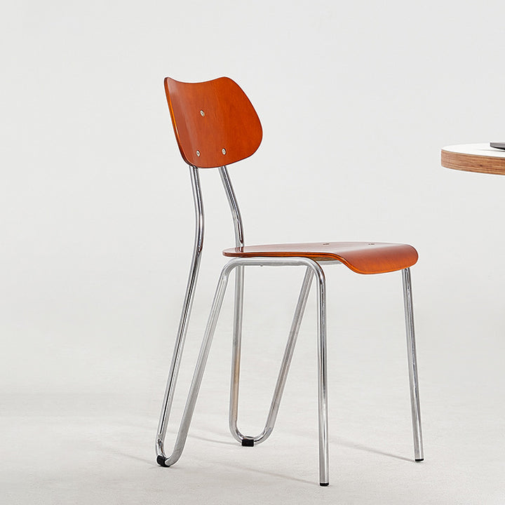 Moderner minimalistischer Esszimmerstuhl mit runder geometrischer Form aus Eisen in Holzoptik fürs Esszimmer 