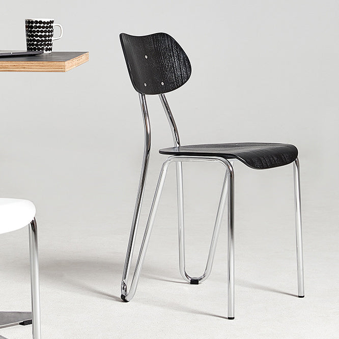 Moderner minimalistischer Esszimmerstuhl mit runder geometrischer Form aus Eisen in Holzoptik fürs Esszimmer 