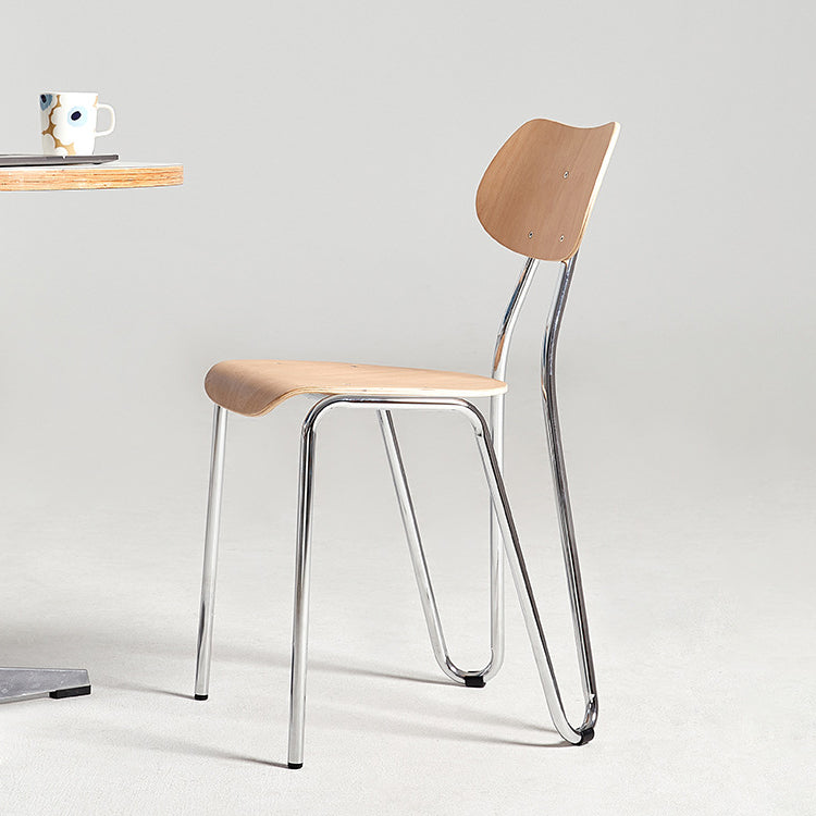Moderner minimalistischer Esszimmerstuhl mit runder geometrischer Form aus Eisen in Holzoptik fürs Esszimmer 