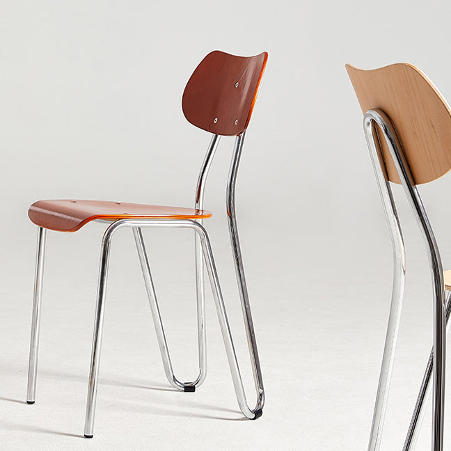 Moderner minimalistischer Esszimmerstuhl mit runder geometrischer Form aus Eisen in Holzoptik fürs Esszimmer 