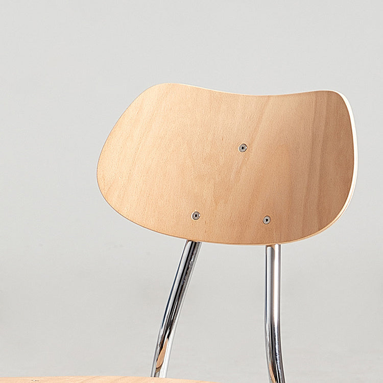 Moderner minimalistischer Esszimmerstuhl mit runder geometrischer Form aus Eisen in Holzoptik fürs Esszimmer 
