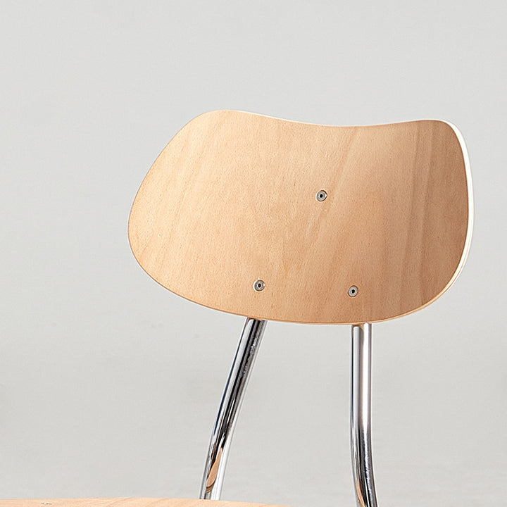 Moderner minimalistischer Esszimmerstuhl mit runder geometrischer Form aus Eisen in Holzoptik fürs Esszimmer 