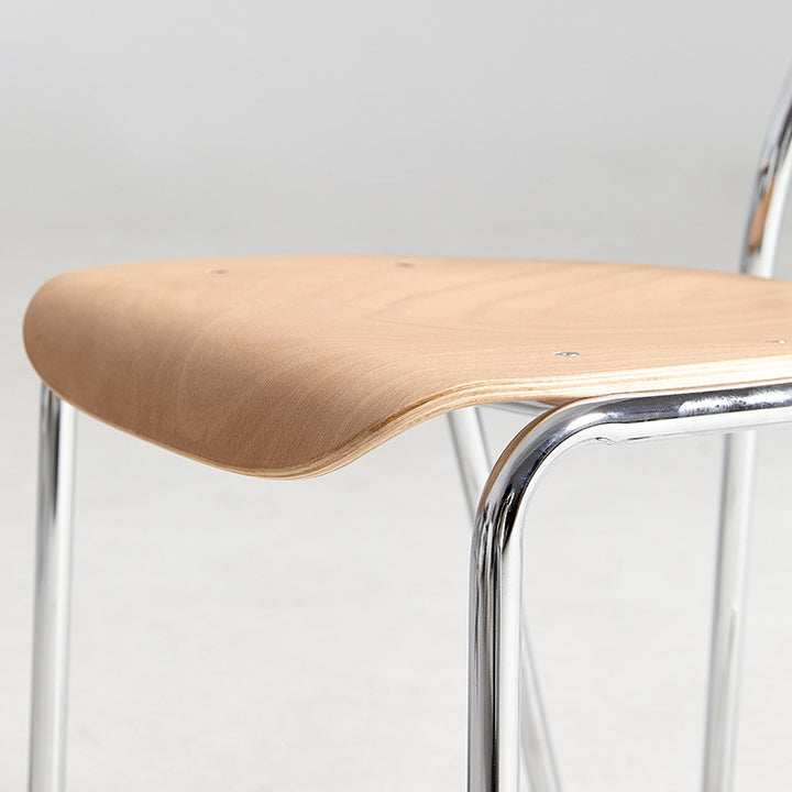 Moderner minimalistischer Esszimmerstuhl mit runder geometrischer Form aus Eisen in Holzoptik fürs Esszimmer 