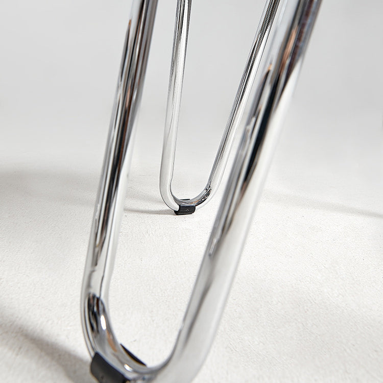 Moderner minimalistischer Esszimmerstuhl mit runder geometrischer Form aus Eisen in Holzoptik fürs Esszimmer 