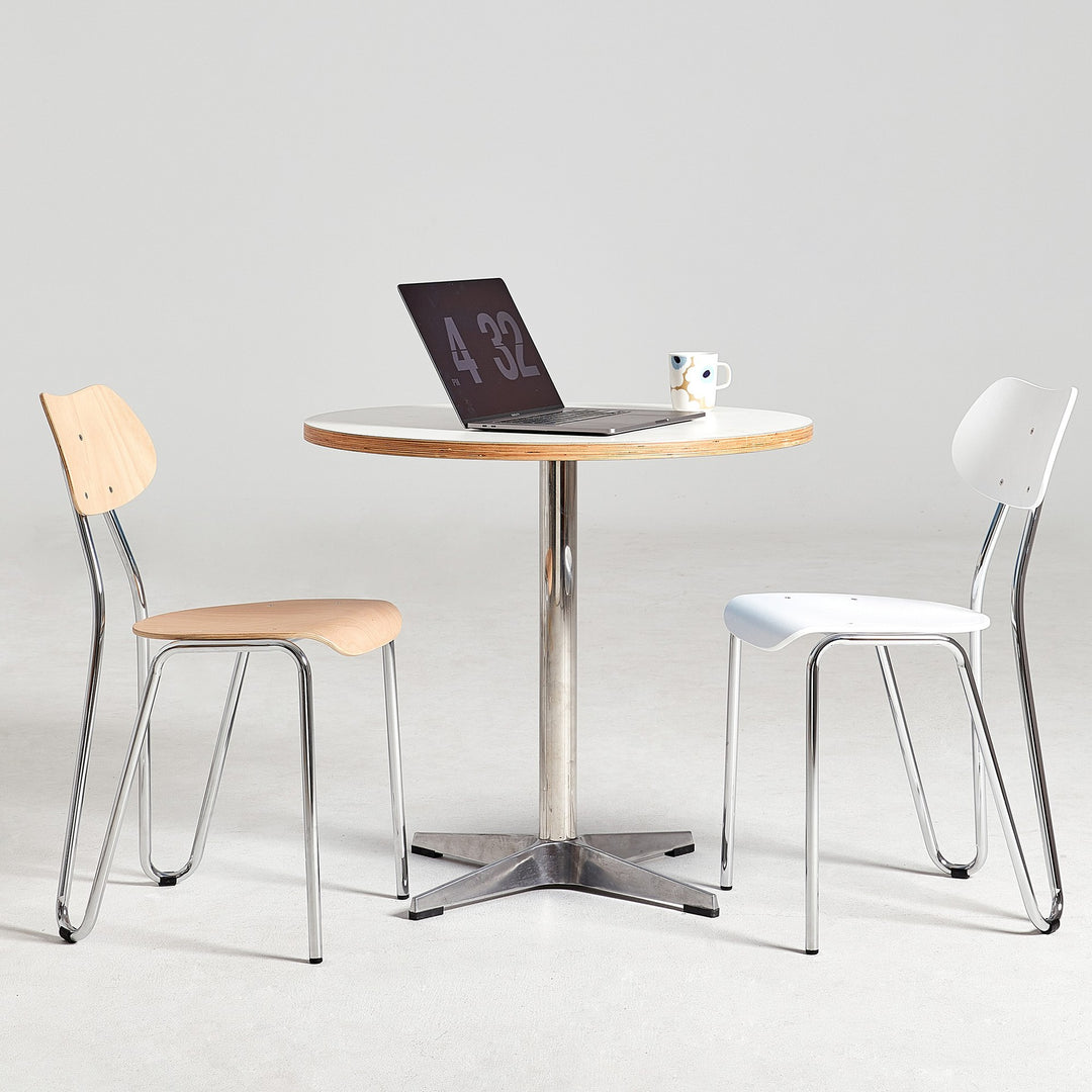 Moderner minimalistischer Esszimmerstuhl mit runder geometrischer Form aus Eisen in Holzoptik fürs Esszimmer 