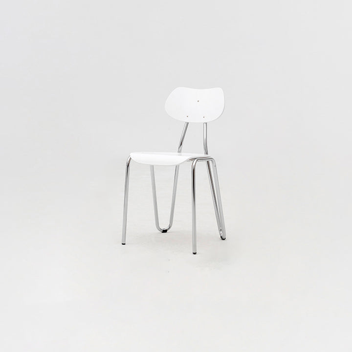 Moderner minimalistischer Esszimmerstuhl mit runder geometrischer Form aus Eisen in Holzoptik fürs Esszimmer 