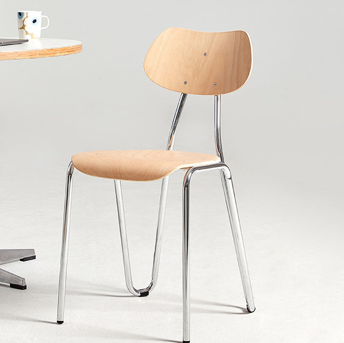 Moderner minimalistischer Esszimmerstuhl mit runder geometrischer Form aus Eisen in Holzoptik fürs Esszimmer 