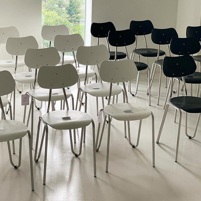 Moderner minimalistischer Esszimmerstuhl mit runder geometrischer Form aus Eisen in Holzoptik fürs Esszimmer 