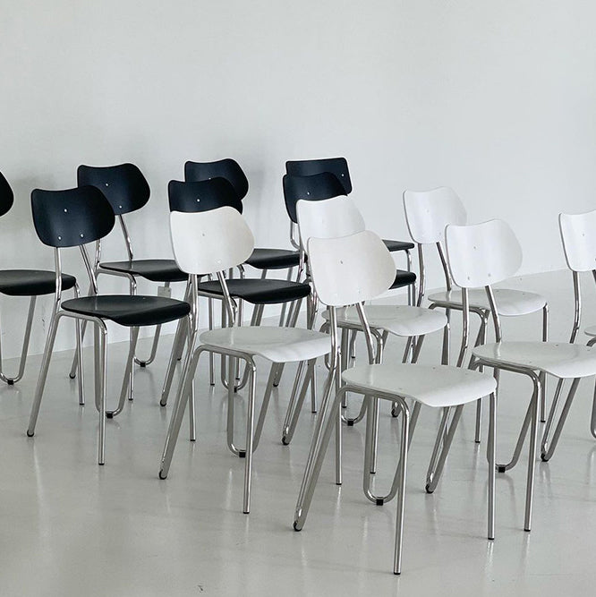 Moderner minimalistischer Esszimmerstuhl mit runder geometrischer Form aus Eisen in Holzoptik fürs Esszimmer 