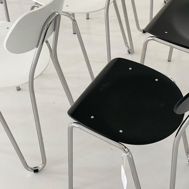 Moderner minimalistischer Esszimmerstuhl mit runder geometrischer Form aus Eisen in Holzoptik fürs Esszimmer 