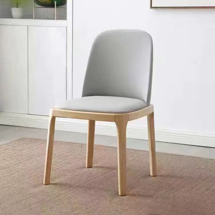 Moderner nordischer quadratischer Esszimmerstuhl mit Polsterung aus Mikrofaserleder, Rückenlehne aus Kautschukholz, für das Wohnzimmer 