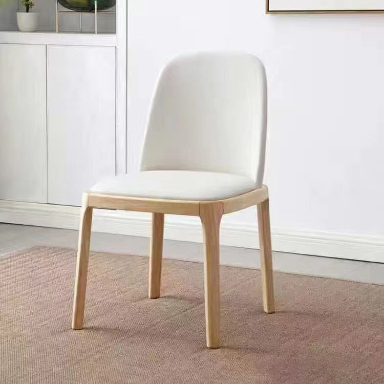 Moderner nordischer quadratischer Esszimmerstuhl mit Polsterung aus Mikrofaserleder, Rückenlehne aus Kautschukholz, für das Wohnzimmer 