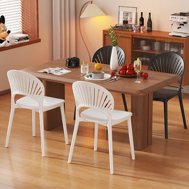 Chaise de salle à manger contemporaine nordique en plastique PP avec dossier festonné pour salle à manger 